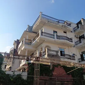 Varuna Palace-fully Vaccinated Staff Accommodatie bij particulieren